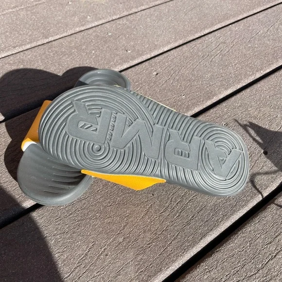 Youth underarmour slides - Picture 3 of 3